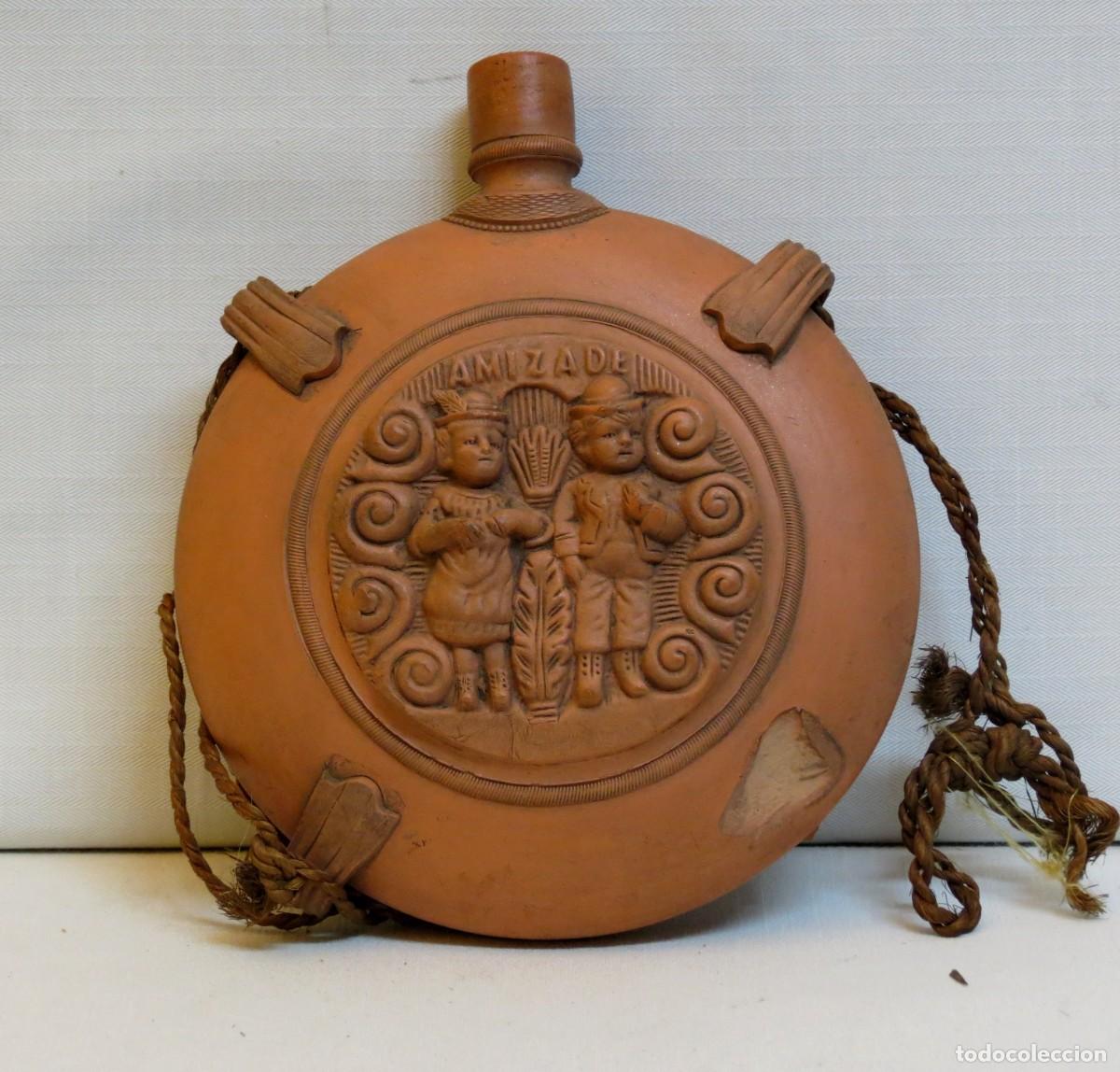 Antig&uuml;edades: Garrafa de peregrino em barro, com a palavra AMIZADE escrita; Altura &ndash; 16cm; Di&acirc;metro &ndash; 13cm;