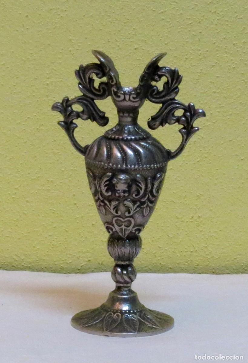 Antig&uuml;edades: Bonita jarra em metal; altura - 17 cm; estado - muito bom;