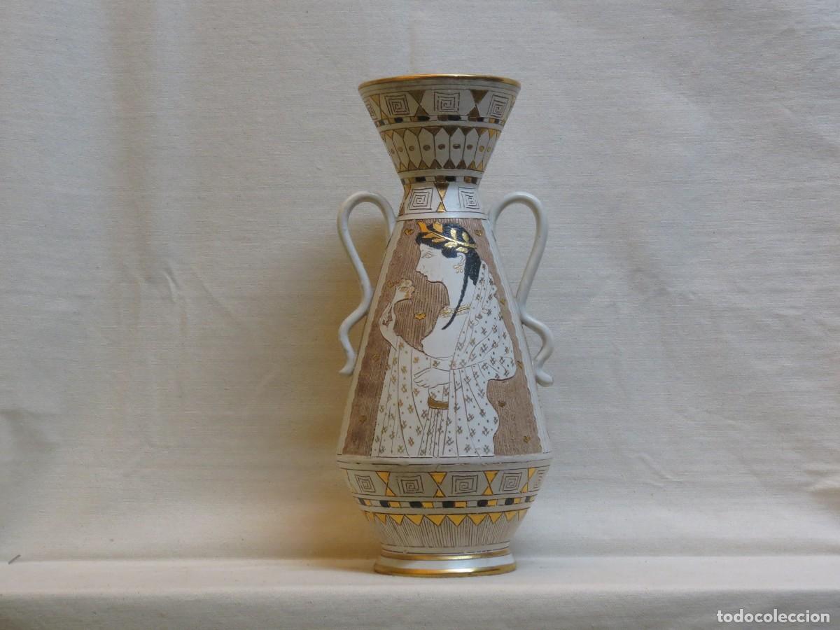 Antig&uuml;edades: Jarra em terracota decorada com motivos gregos; Marcada na base; Altura - 34cm;