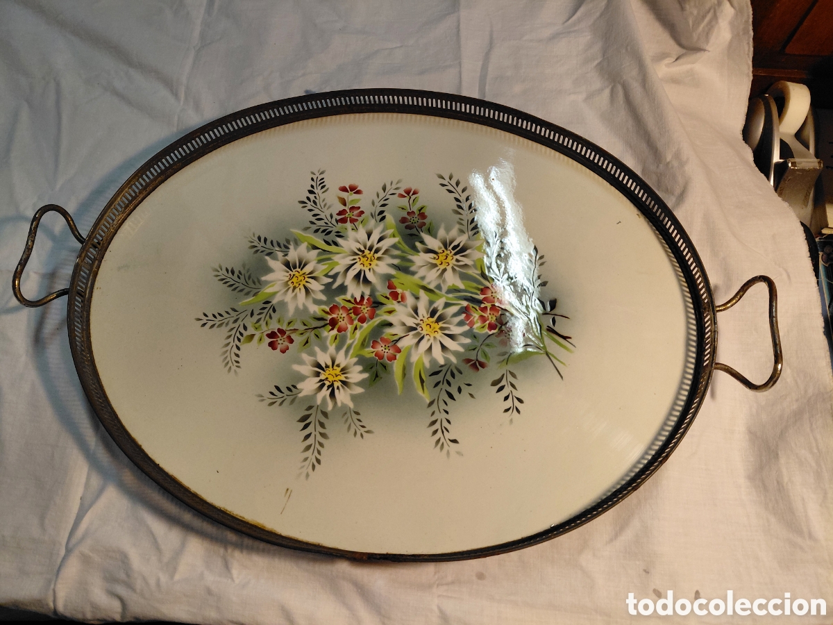 Antig&uuml;edades: ANTIGUA BANDEJA PORCELANA MAYOLICA CON BORDE METALICO CON UNA PEQUE&Ntilde;A FALTA VER FOTOS