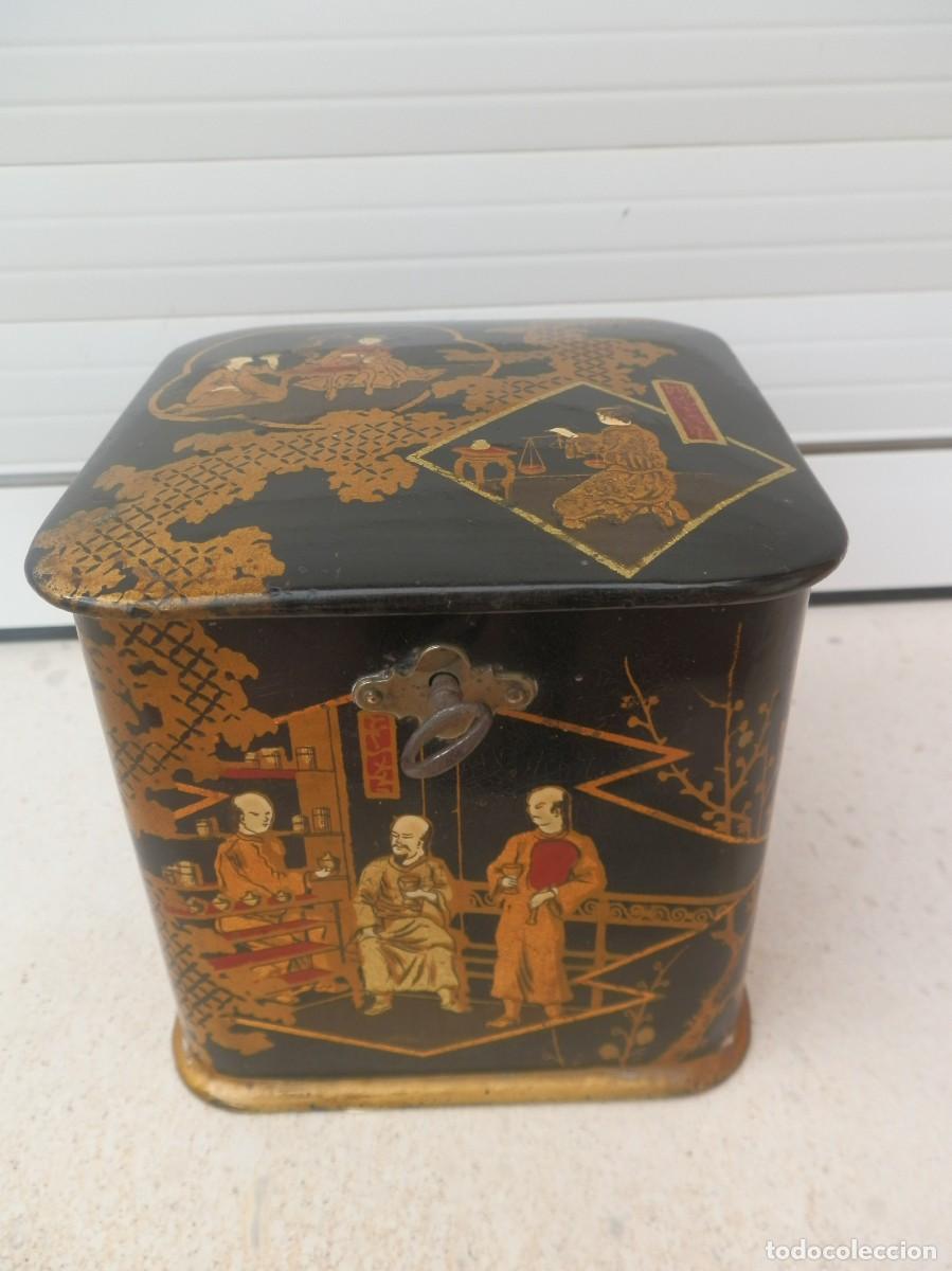 Antig&uuml;edades: Caja de t&eacute; antigua del siglo XIX hecha de papel mach&eacute; lacado chino.