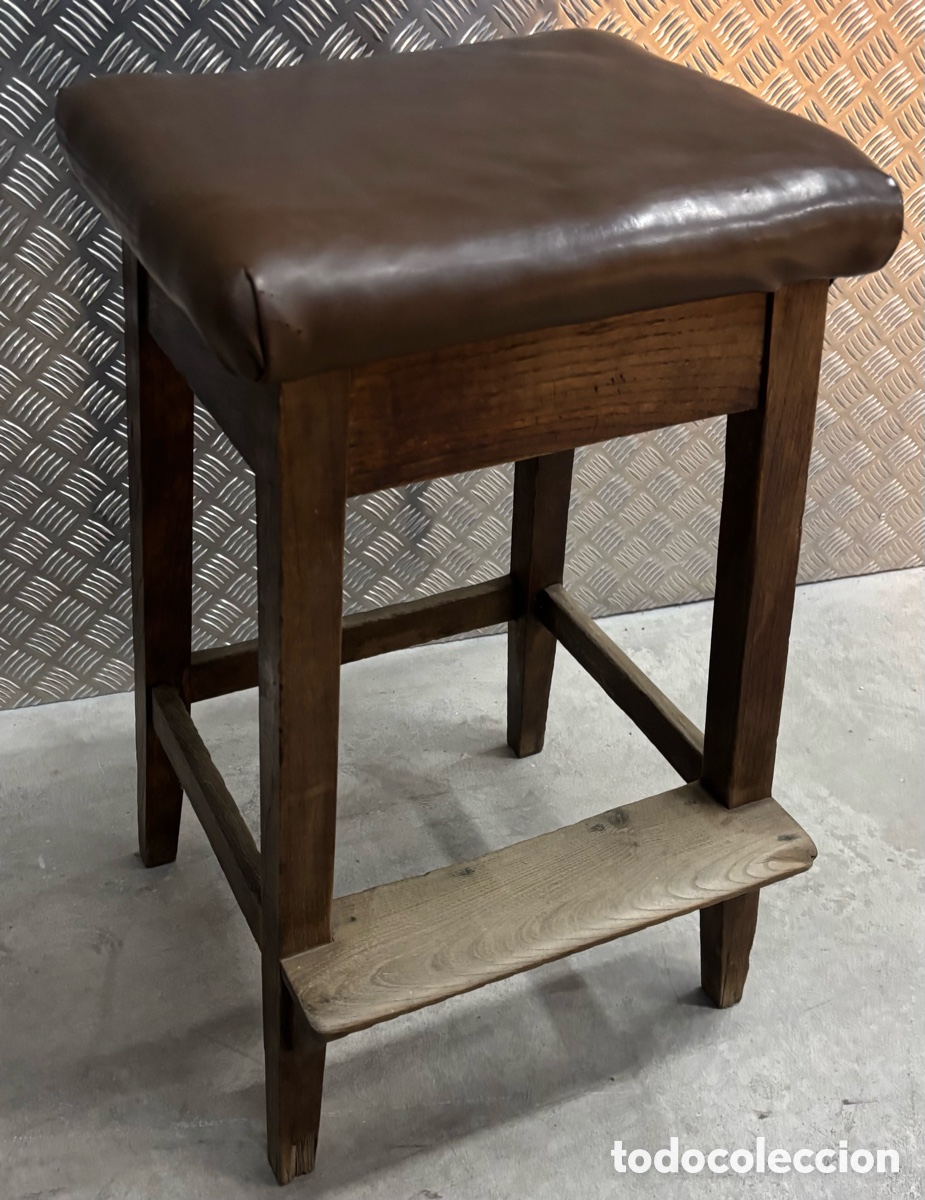 Antig&uuml;edades: BONITO TABURETE ALTO DE MADERA R&Uacute;STICA CON ASIENTO ACOLCHADO DE PIEL.