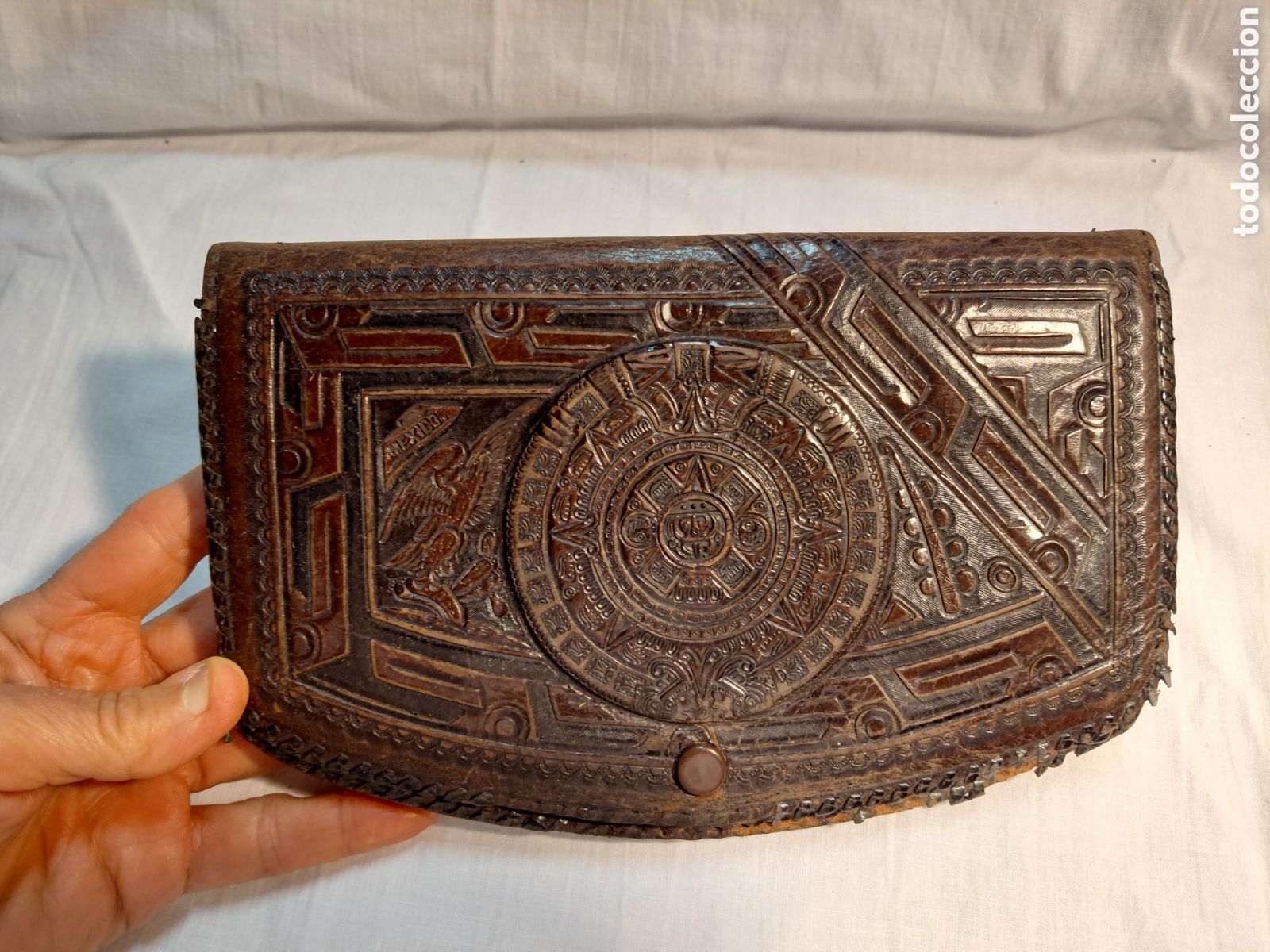 Antig&uuml;edades: ANTIGUO BOLSO O CARTERA DE MANO EN PIEL REPUJADA CON MOTIVOS AZTECAS