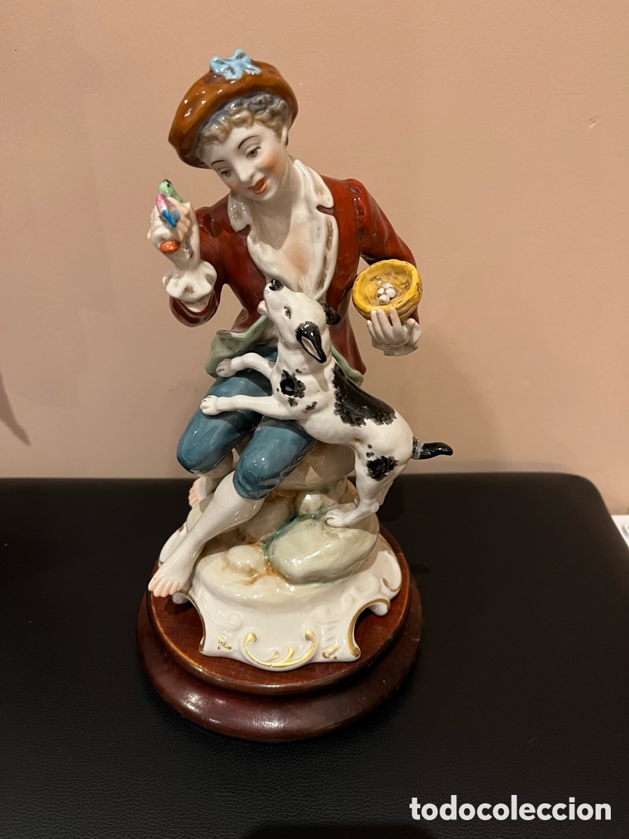 Antig&uuml;edades: Figura porcelana joven jugando con perro