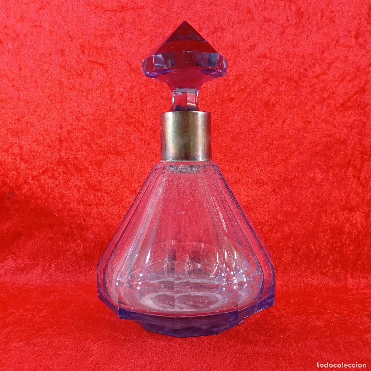 Antig&uuml;edades: PRECIOSA LICORERA O PERFUMERA DE CRISTAL TALLADO VIOLETA - 26,5 X 16 CM - PARTE DE PLATA
