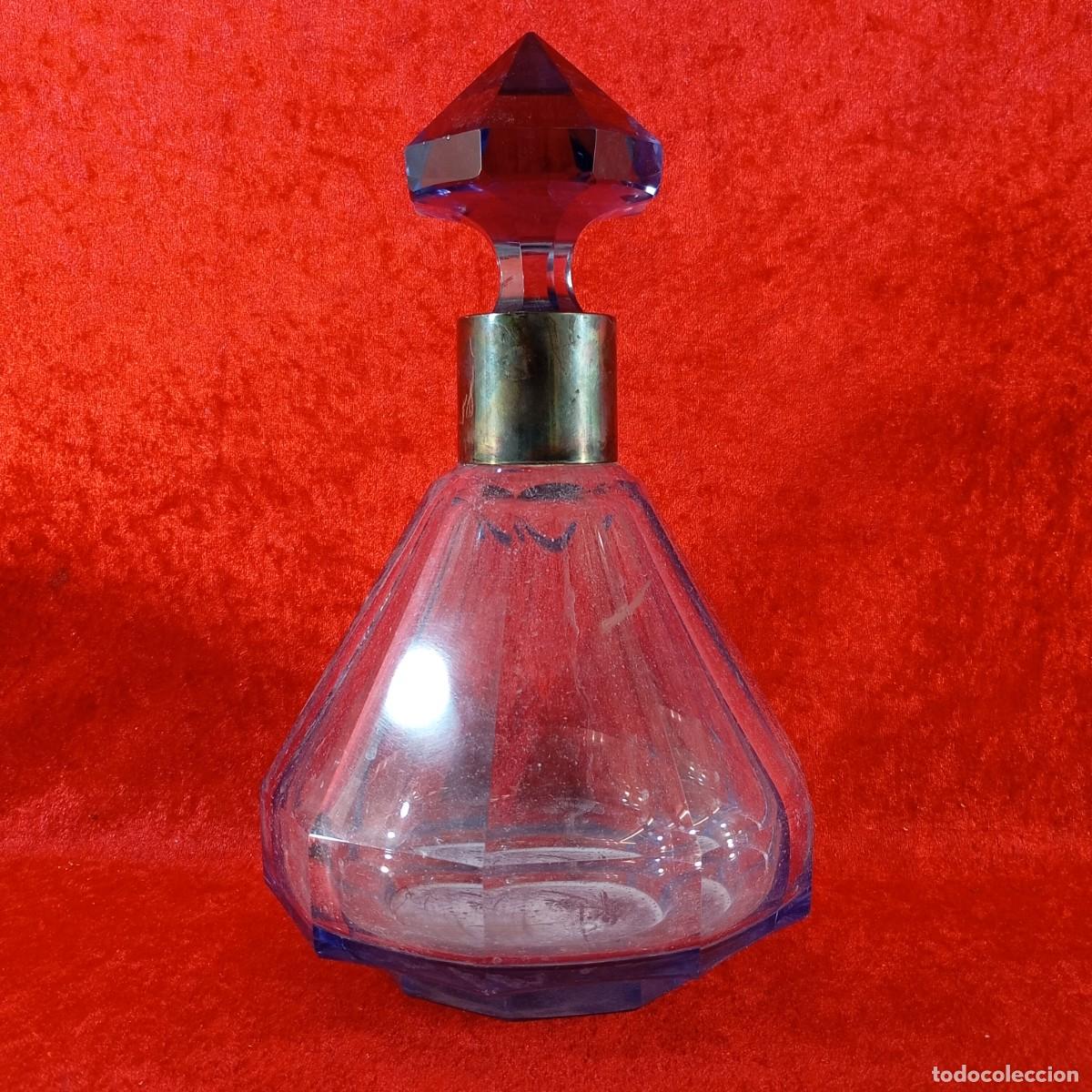 Antig&uuml;edades: PRECIOSA LICORERA O PERFUMERA DE CRISTAL TALLADO VIOLETA - 26,5 X 16 CM - PARTE DE PLATA
