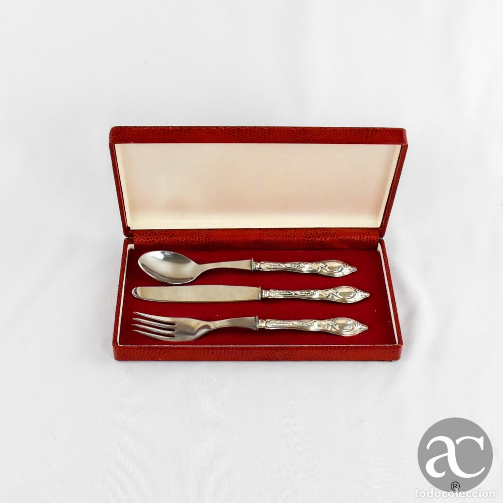 Antig&uuml;edades: Conjunto de talheres de crian&ccedil;a com cabo em prata com estojo
