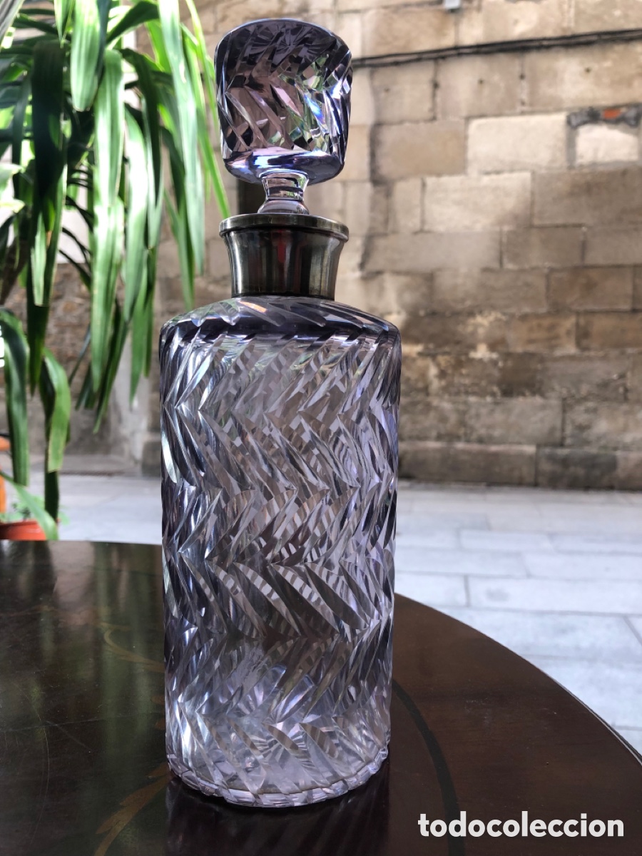 Antig&uuml;edades: Antigua licorera decantador de cristal tallado color amatista / morado con cuello de plata