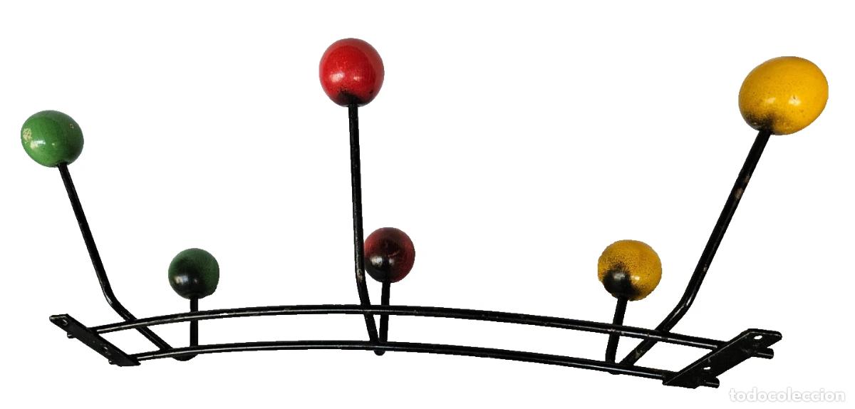 Antig&uuml;edades: ANNEES 60 PORTE MANTEAU 3 PATERES 6 BOULES BOIS DE COULEUR STYLE MATEGOT