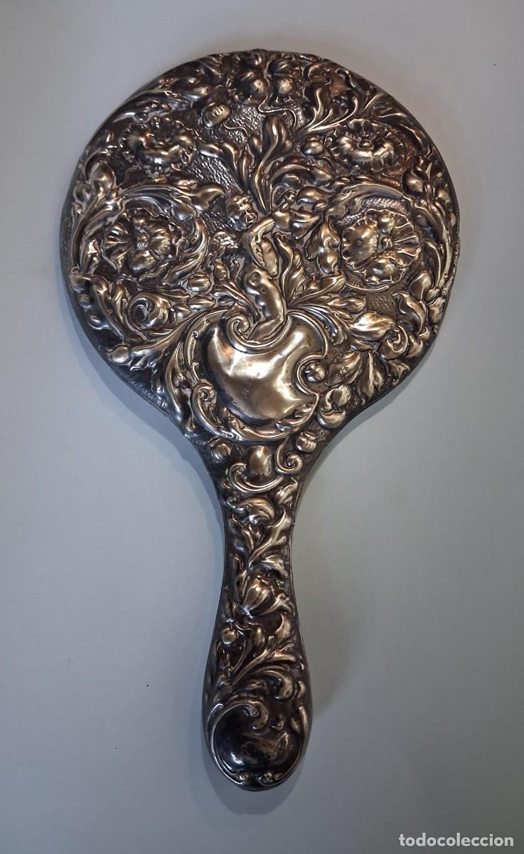Antig&uuml;edades: Antiguo espejo de mano estilo art nouveau de metal plateado