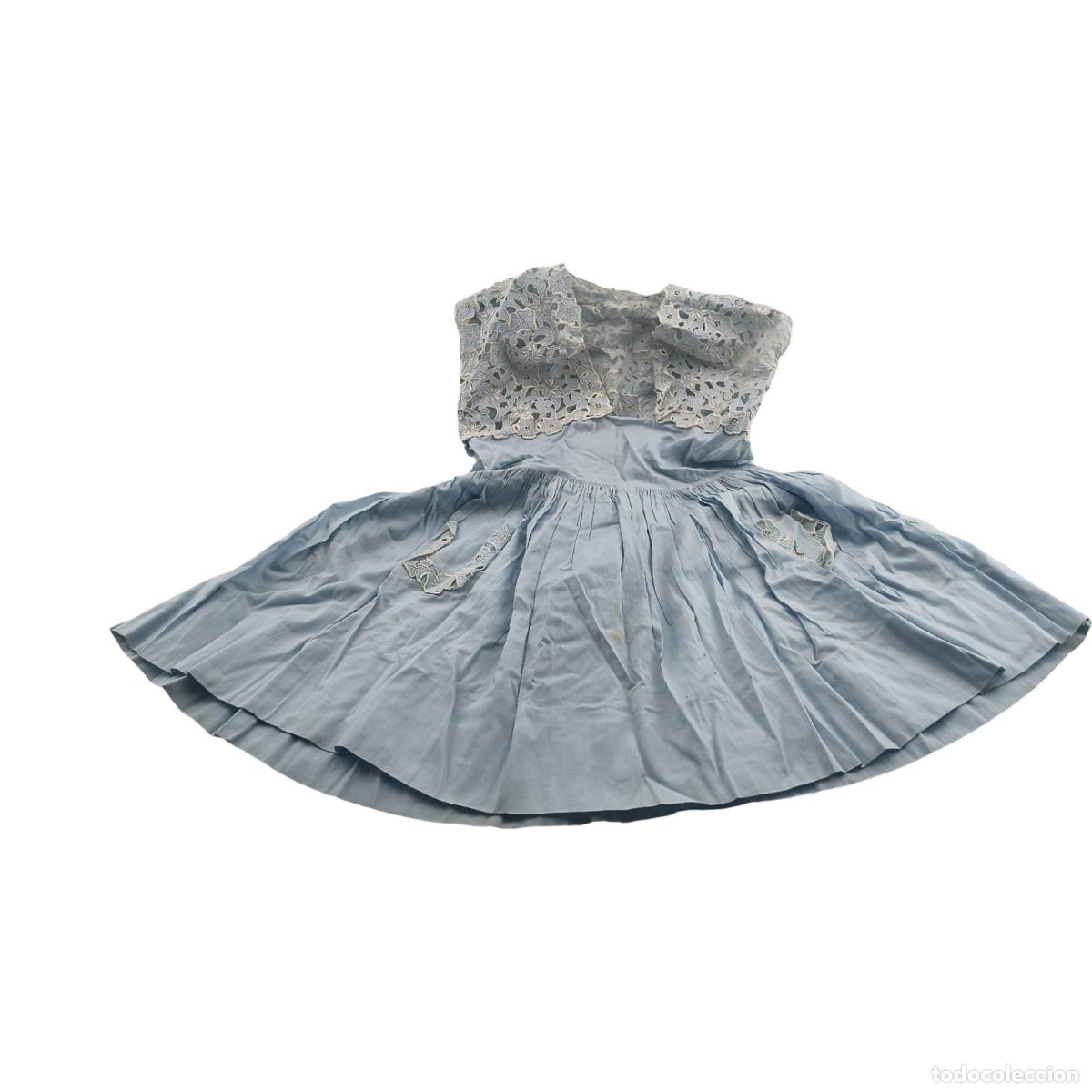 Antig&uuml;edades: Antiguo vestido de ni&ntilde;a o mu&ntilde;eca grande en hilo azul pastel con cuerpo y bolsillos en guipur floral