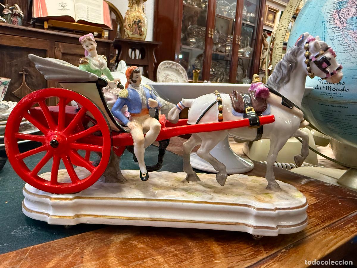 Antig&uuml;edades: ANTIGUA CARROZA DE PORCELANA CON GOYESCOS - MEDIDA 25X17 CM