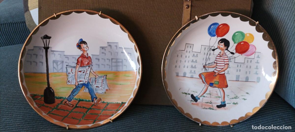 Antig&uuml;edades: Pareja de platos de postres vintage 17 cm - Mogas Barcelona - Escenas infantiles pintadas a mano.