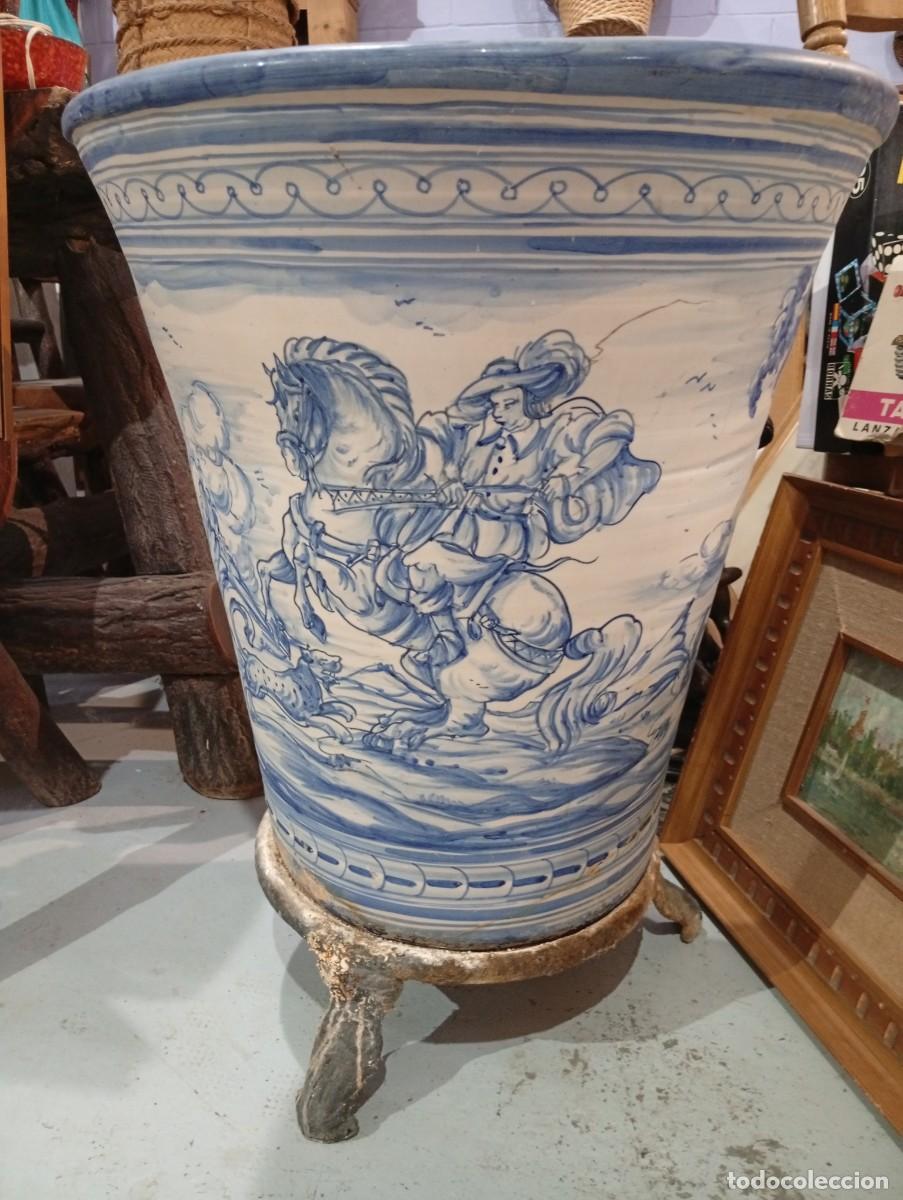 Antig&uuml;edades: Macet&oacute;n de Talavera 50 cm de di&aacute;metro x 55 cm de altura.