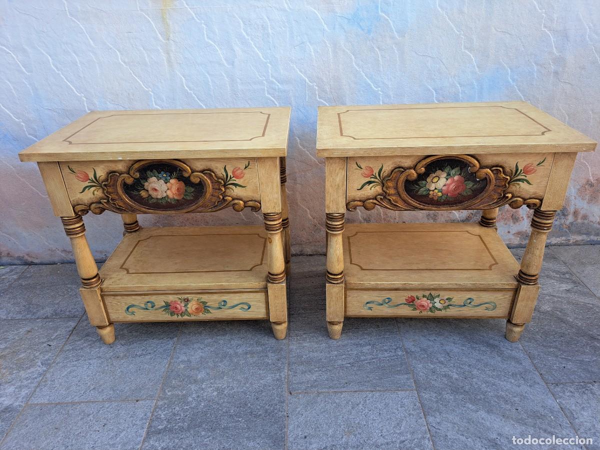 Antig&uuml;edades: Pareja de mesitas de noche veladores policromados estilo olotino. Pintadas a mano.2 cajones