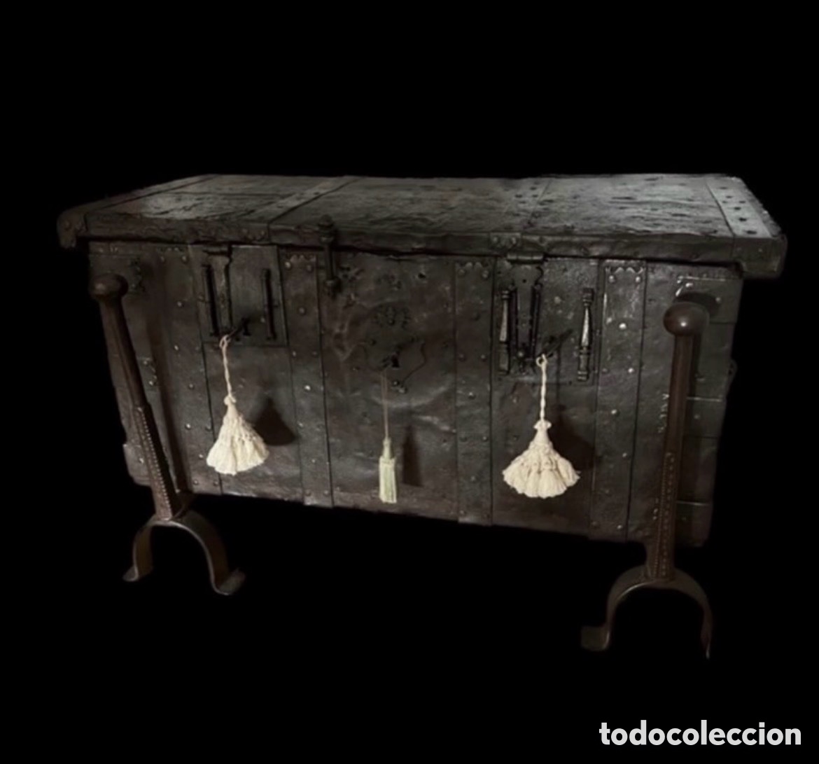 Antig&uuml;edades: Excepcional Arca de Caudales &rdquo;de Tres Llaves&rdquo; - Hierro Forjado y Madera - S. XV-XVI