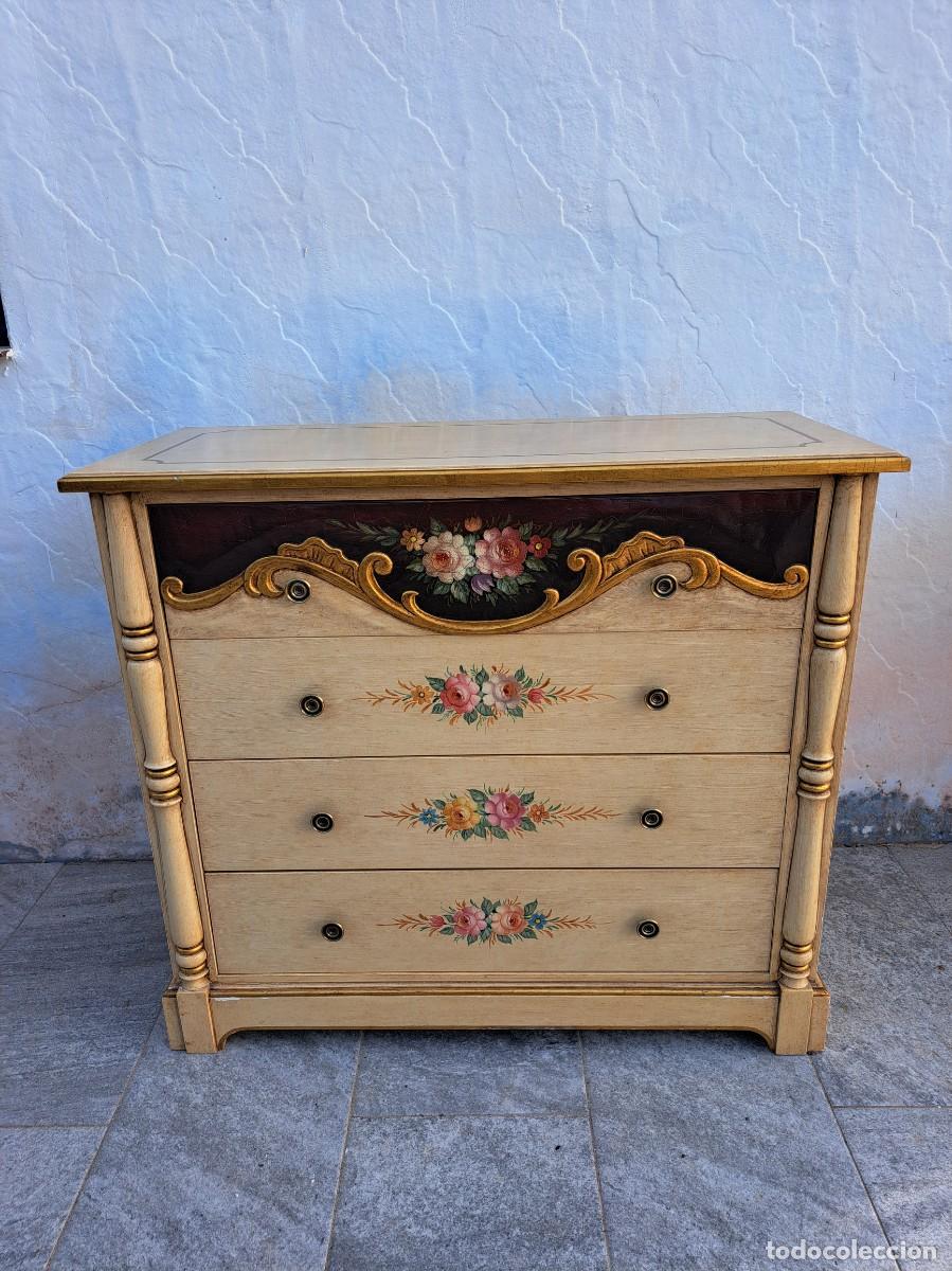 Antig&uuml;edades: Preciosa c&oacute;moda policromada estilo olotino. Pintada a mano.