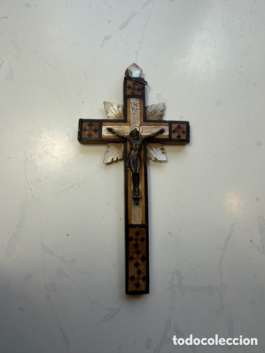 Antig&uuml;edades: Crucifijo relicario Jerusal&eacute;n n&aacute;car marqueter&iacute;a