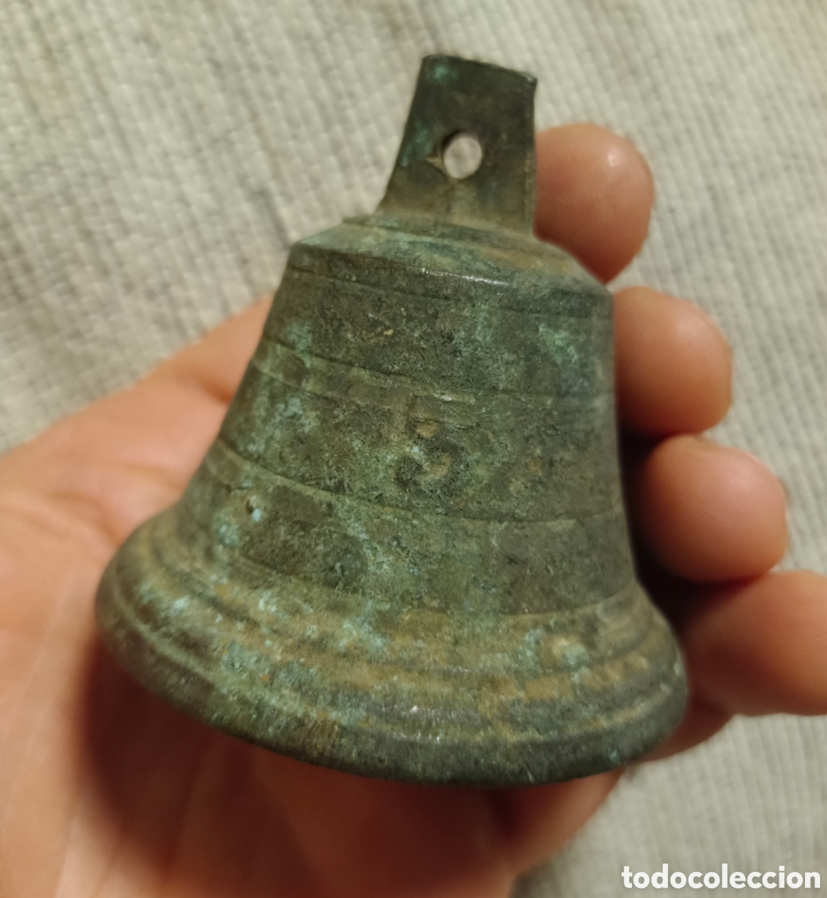 Antig&uuml;edades: Antigua campana con el numero 3 bronce