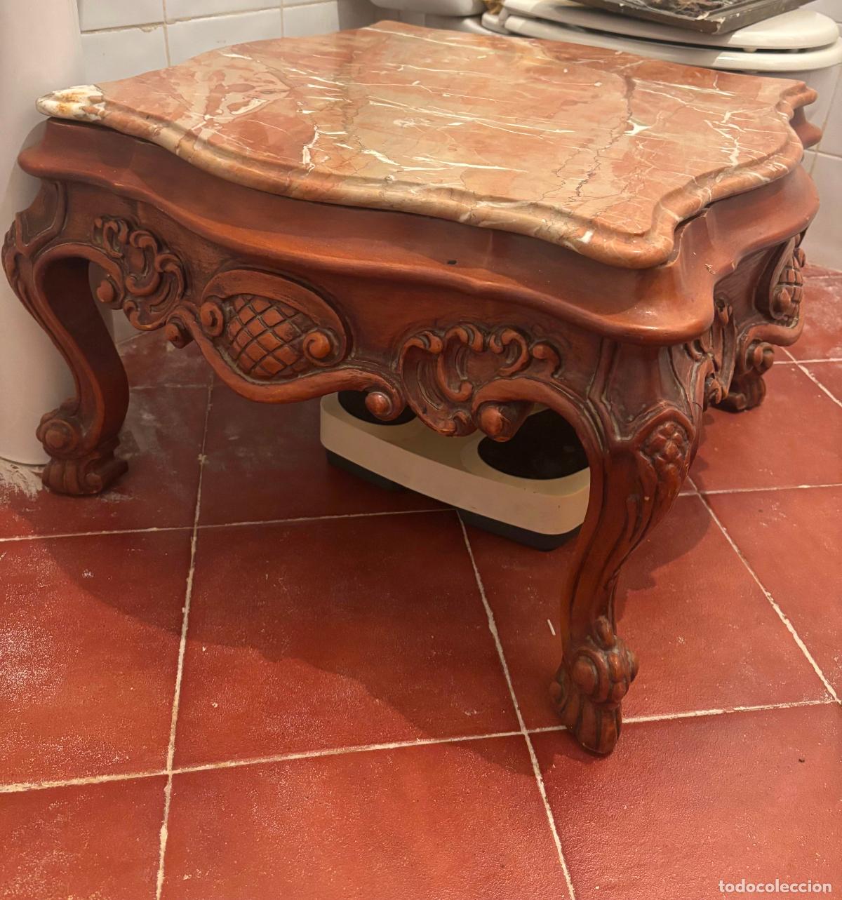 Antig&uuml;edades: Mesa auxiliar antigua de madera tallada y m&aacute;rmol estilo Luis XV