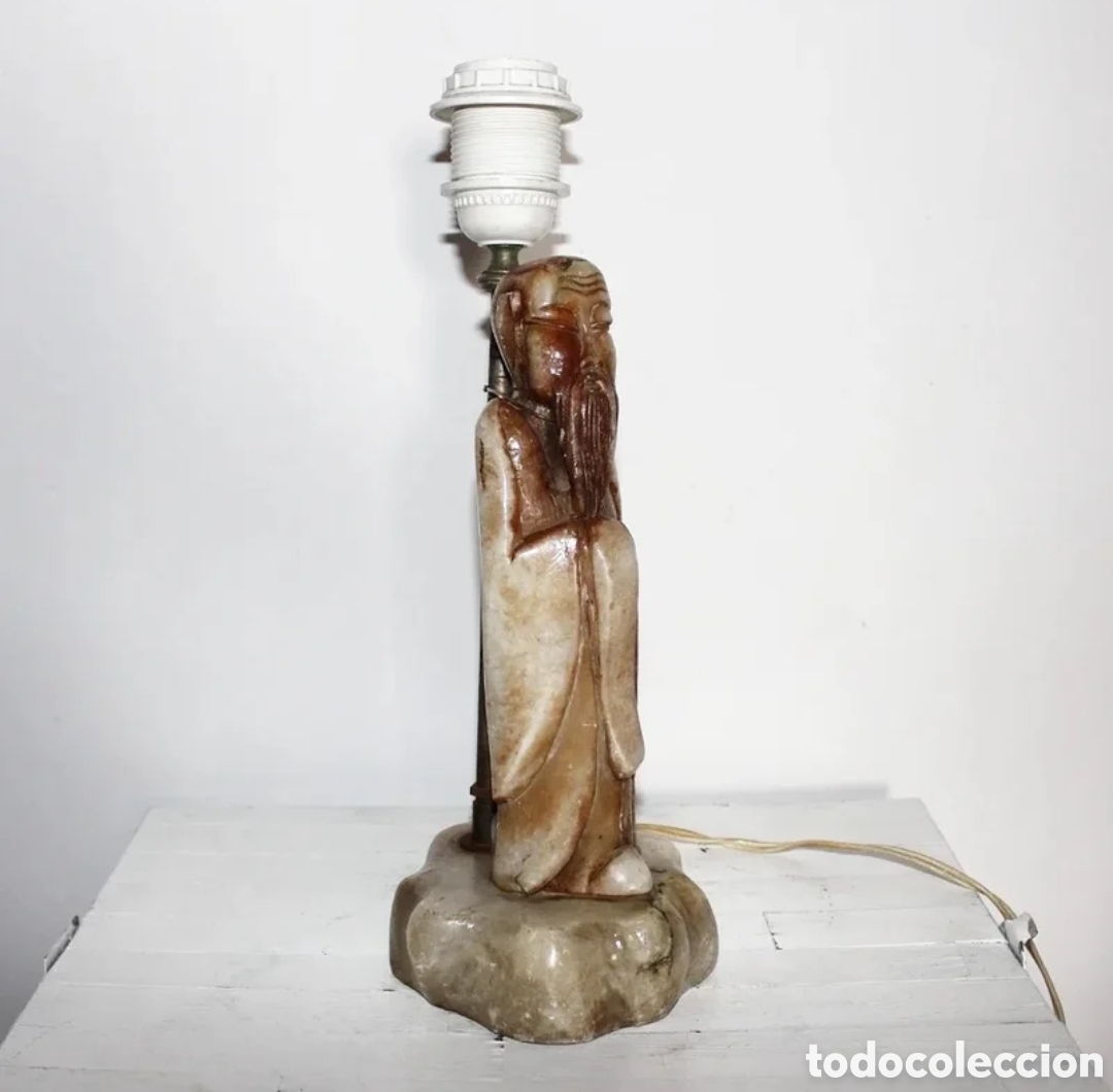 Antig&uuml;edades: L&aacute;mpara de alabastro con figura de monje oriental