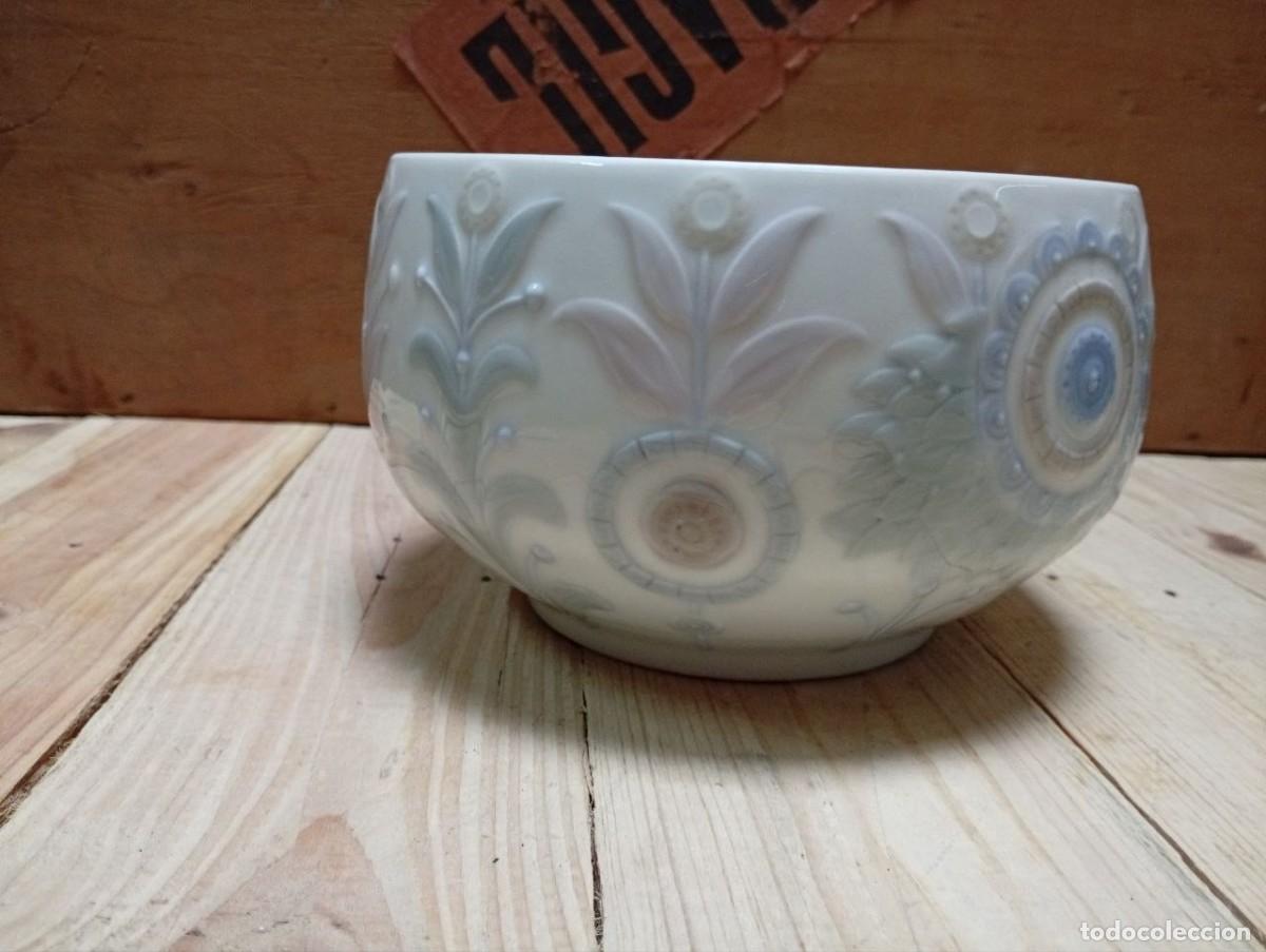 Antig&uuml;edades: Bol o centro de mesa de porcelana -- marca Lladr&oacute; -- 17,5 cm