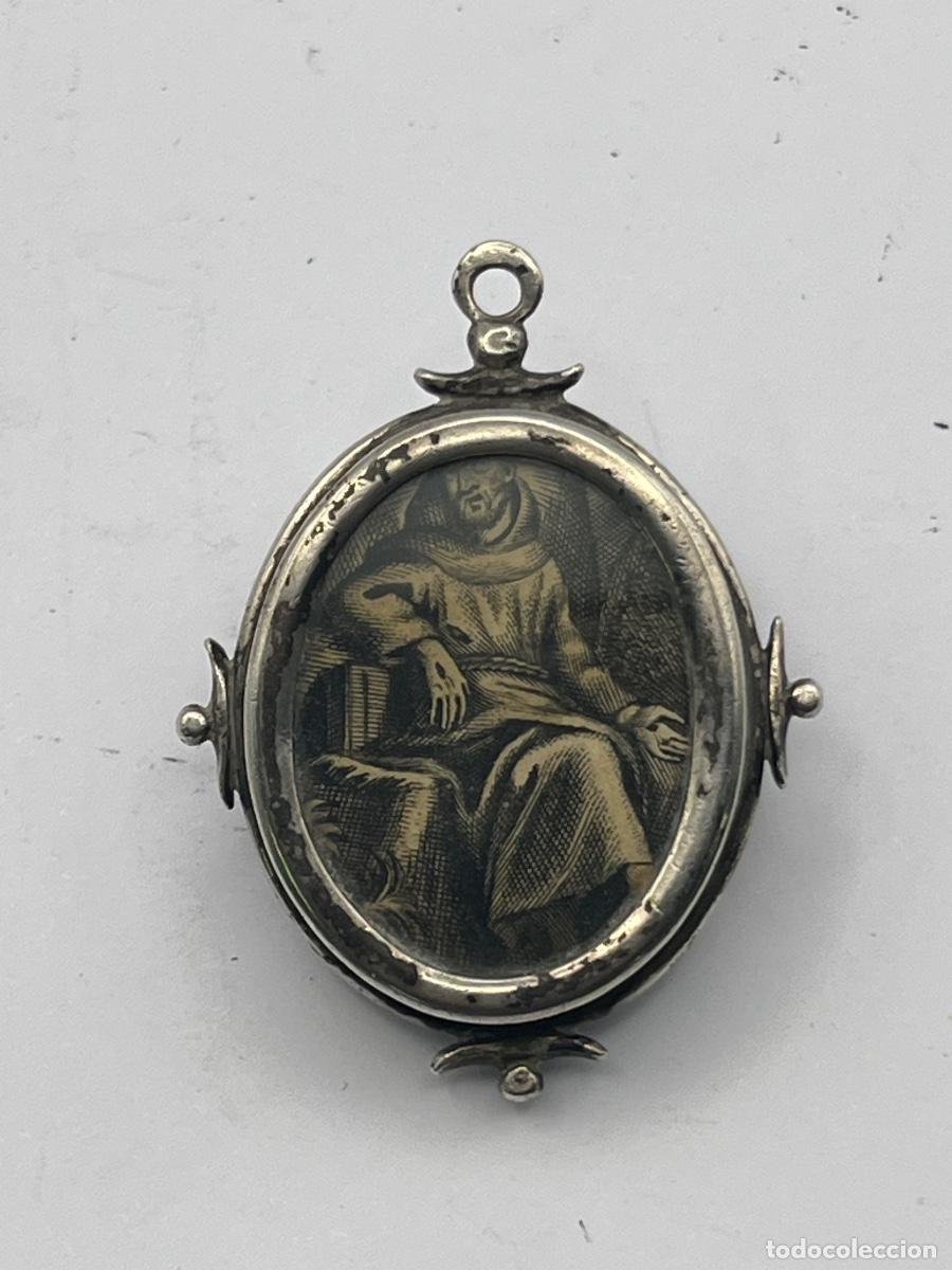 Antig&uuml;edades: RELICARIO DEVOCIONAL DE PLATA DE DOBLE CARA DE SAN HONORATO SIGLO XVIII