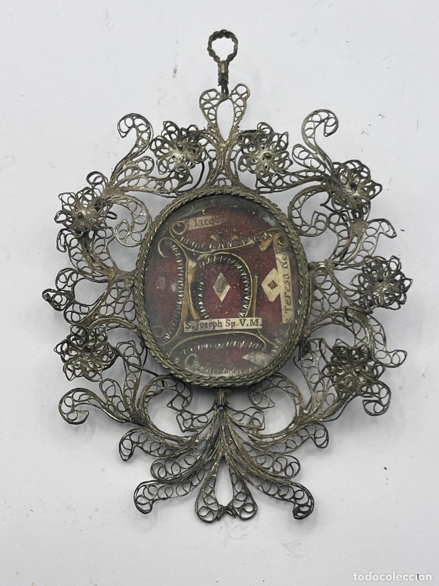 Antig&uuml;edades: RELICARIO DEVOCIONAL DE PLATA FILIGRANA SANTA TERESA , SAN JOSE Y SAN JACOBO SIGLO XVIII