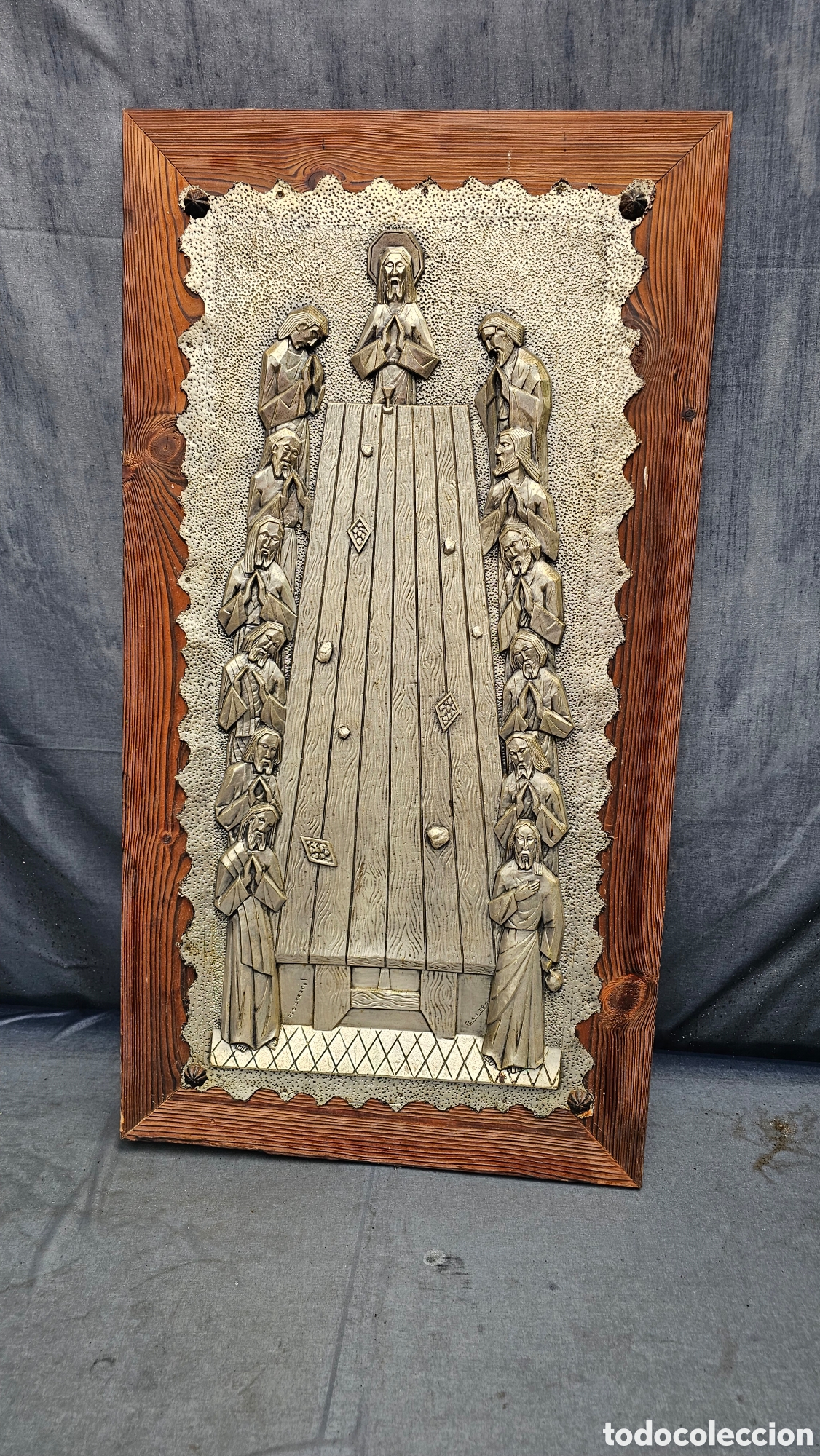 Antig&uuml;edades: bajorrelieve met&aacute;lico vintage de La &Uacute;ltima Cena (o Santa Cena) montado sobre un marco de madera