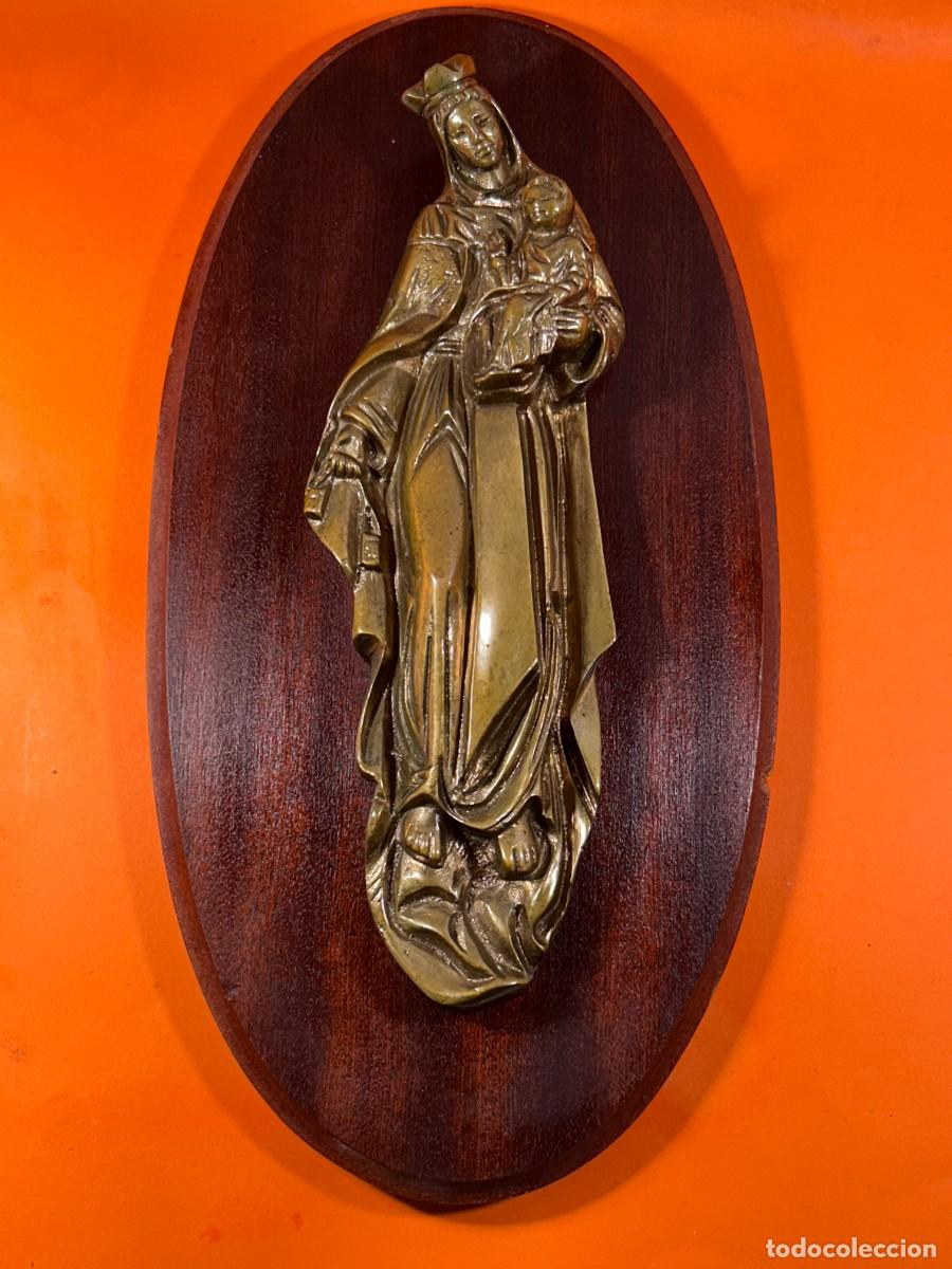 Antig&uuml;edades: FIGURA VIRGEN DEL CARMEN DE BRONCE Y METOPA DE MADERA