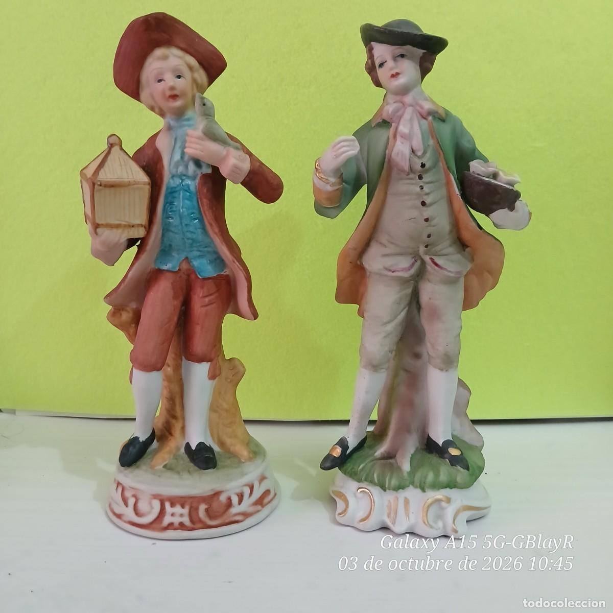 Antiques: 2 figuras de caballeros en biscuit de porcelana policromada.