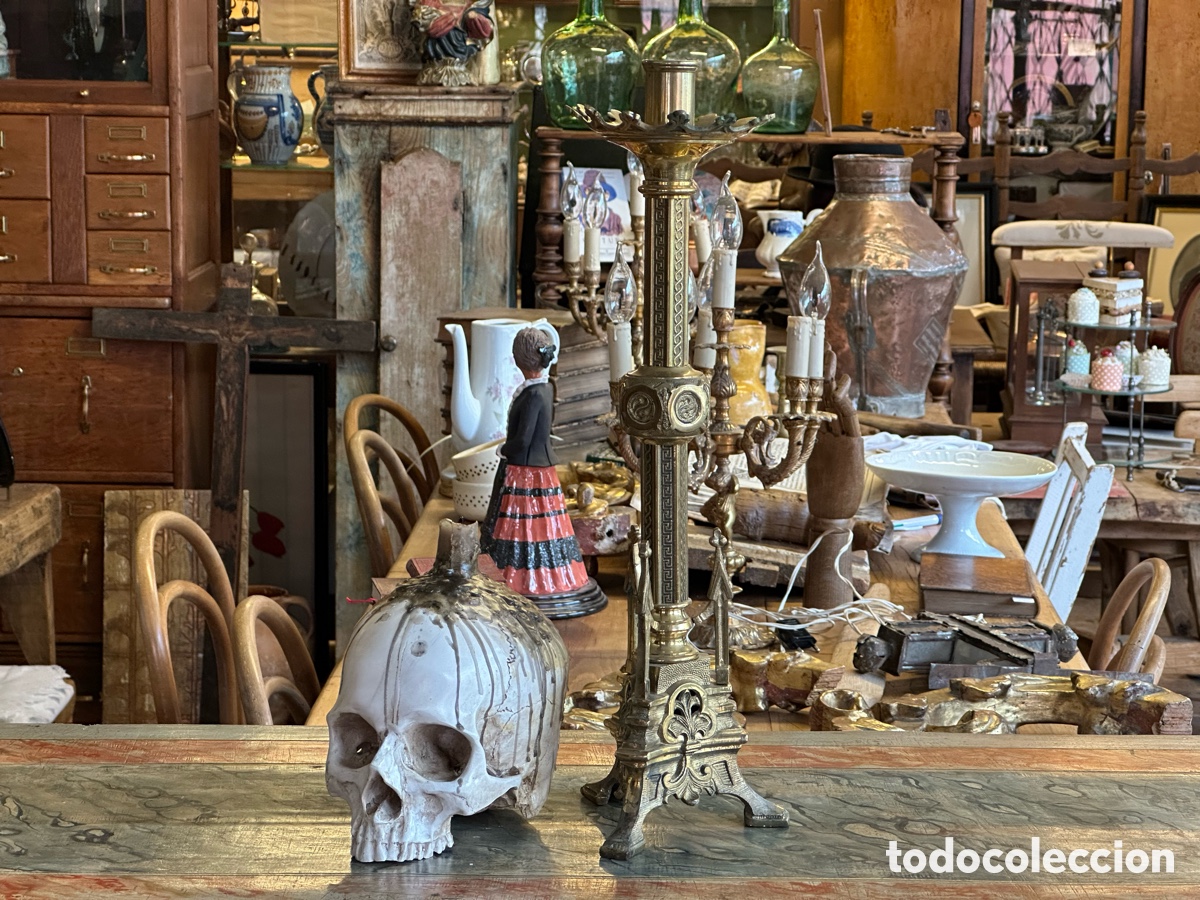 Antig&uuml;edades: Candelabro de altar neog&oacute;tico, bronce dorado repujado, ca. 1860-1880. Capilla iglesia hachero cirial