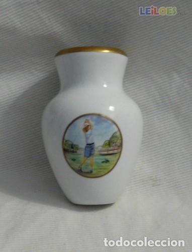 Antig&uuml;edades: Jarra em porcelana portuguesa, pintada &aacute; m&atilde;o, decorada com uma reserva representando um jogador de g
