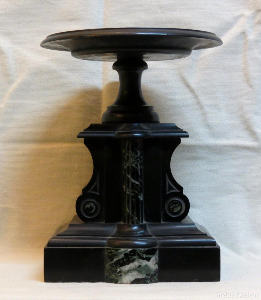 Antig&uuml;edades: Pe&ccedil;a decorativa de Lareira em m&aacute;rmore preto; S&eacute;culo XIX; Altura &ndash; 24cm; Di&acirc;metro do prato &ndash; 14cm;