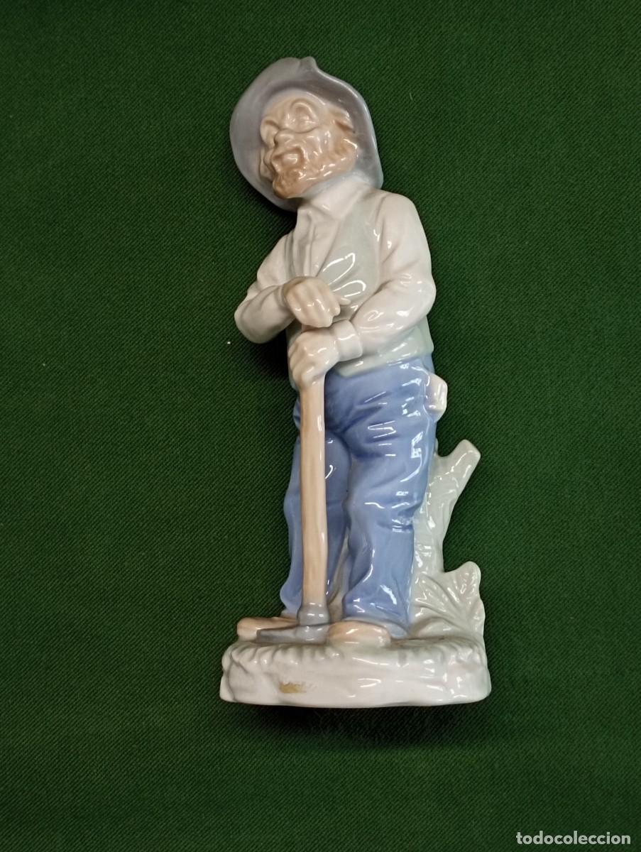 Antig&uuml;edades: Anciano con cachava. Porcelana. A&ntilde;os 70.