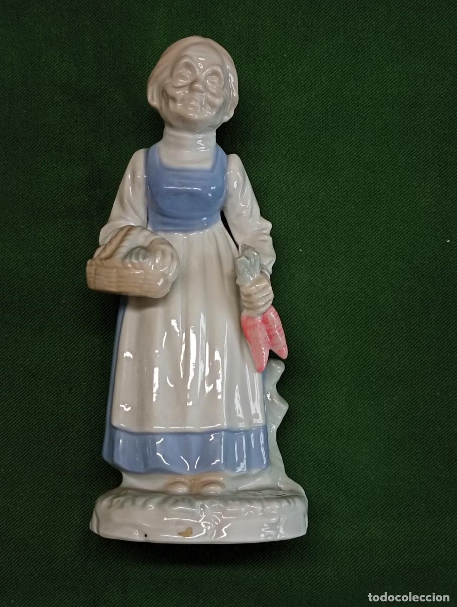 Antig&uuml;edades: Anciana con zanahorias. Porcelana. A&ntilde;os 70.