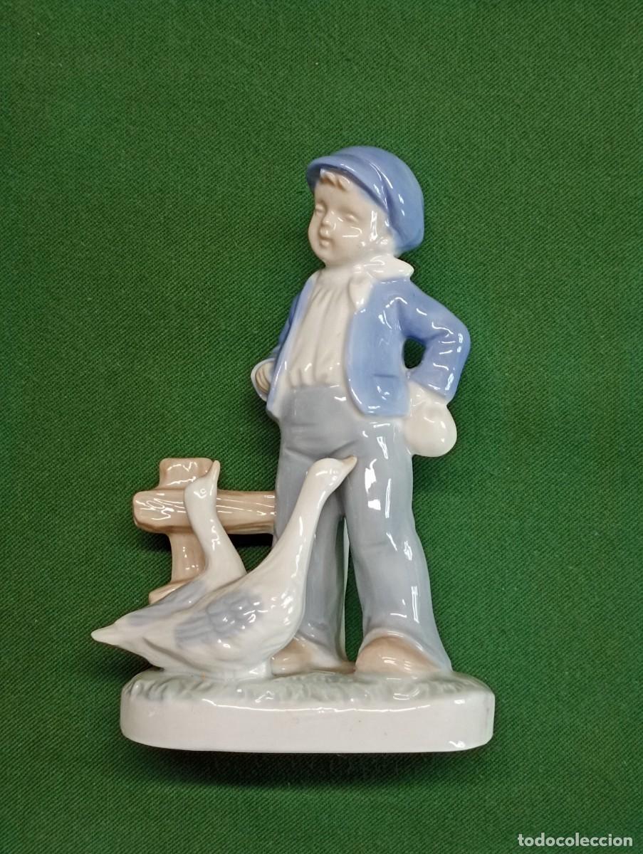 Antig&uuml;edades: Ni&ntilde;o con gansos. Porcelana. A&ntilde;os 70.