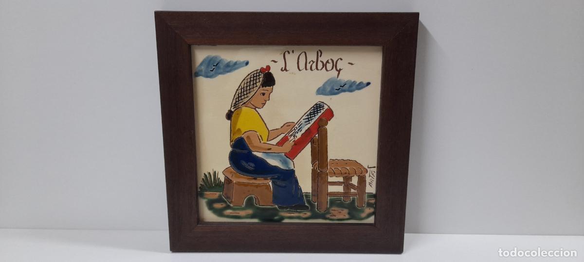 Antig&uuml;edades: BONITO AZULEJO ESMALTADO - SE&Ntilde;ORA HACIENDO BOLILLOS . L&acute;ARBOC . FIRMADO . MEDIDA DE FRENTE 26 CM