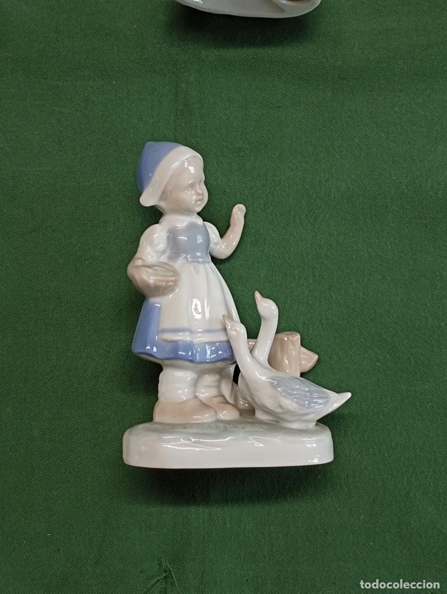 Antig&uuml;edades: Ni&ntilde;a con gansos. Porcelana. A&ntilde;os 70.