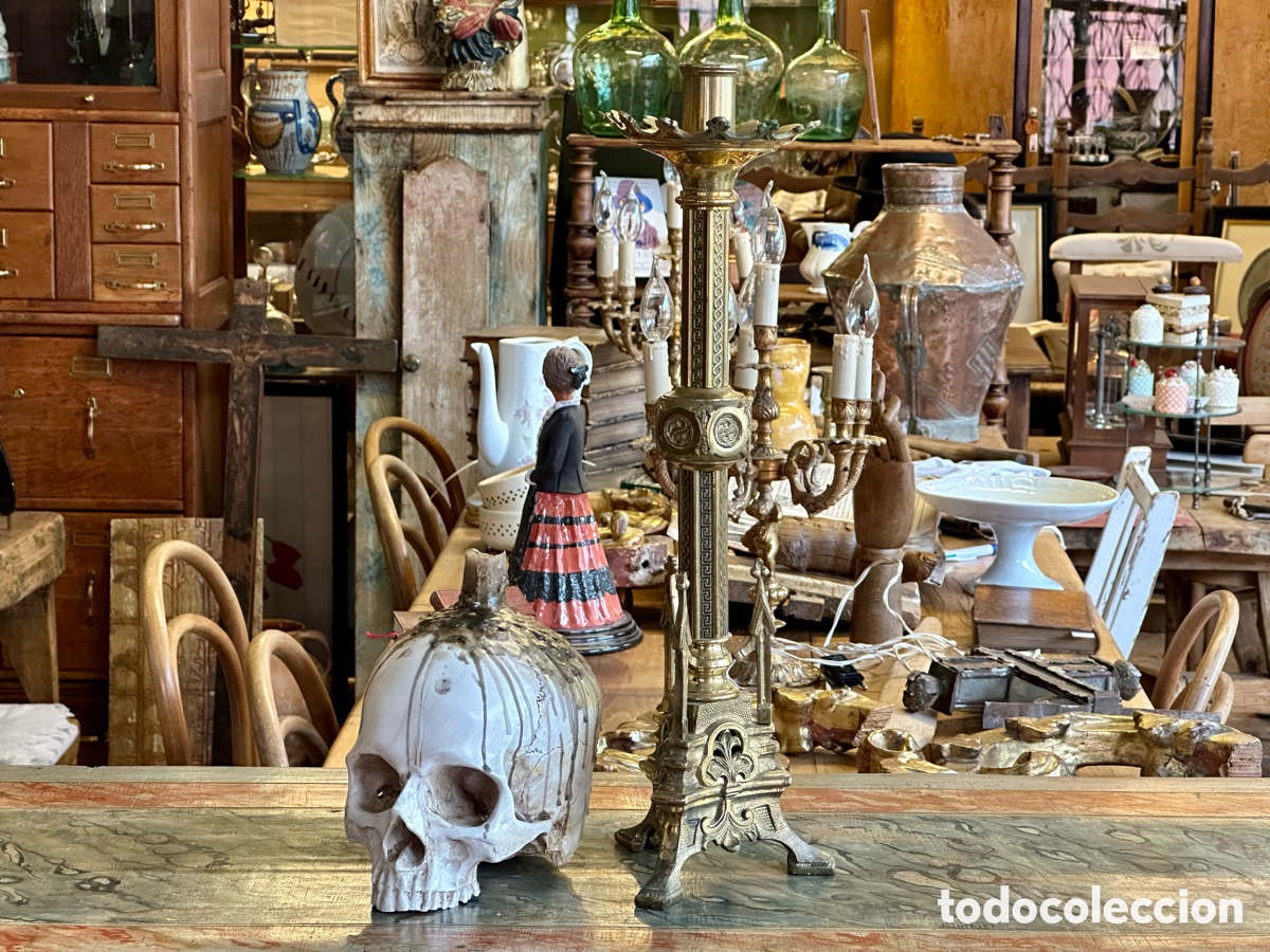 Antig&uuml;edades: Candelabro de altar neog&oacute;tico, bronce dorado repujado, ca. 1860-1880. Capilla iglesia hachero cirial