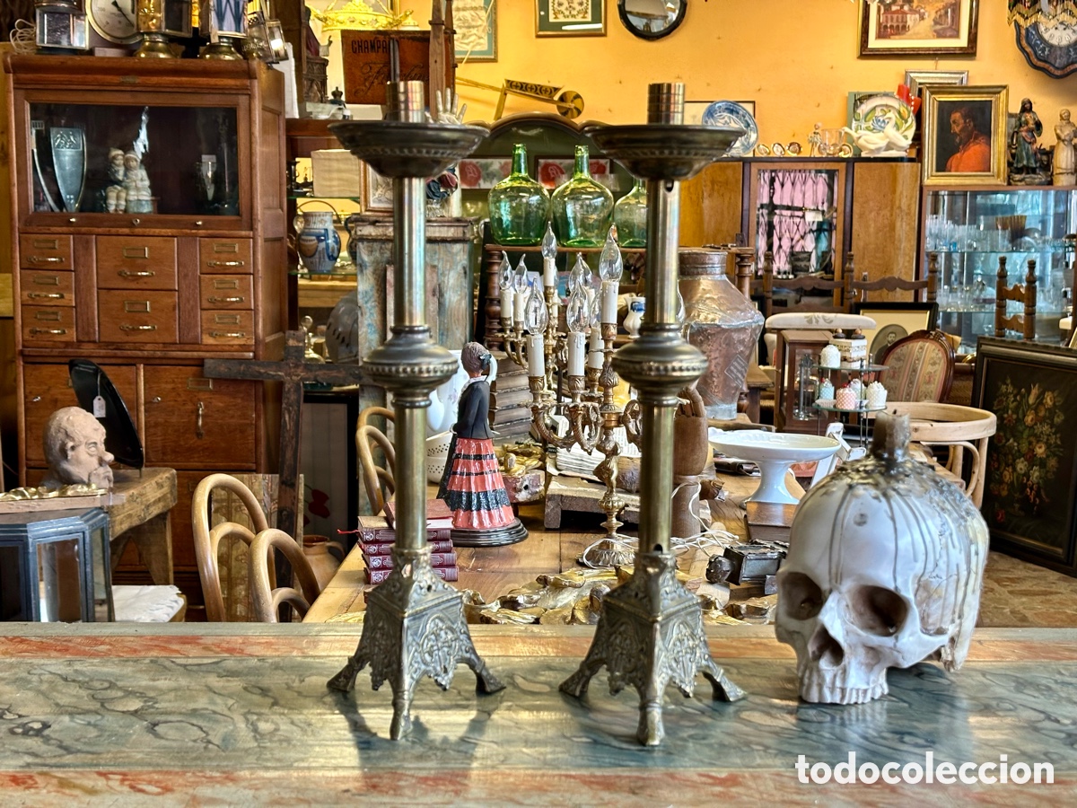 Antig&uuml;edades: Pareja de candeleros antiguos de bronce y lat&oacute;n, ca.1900. Candelabro hachero cirial altar iglesia