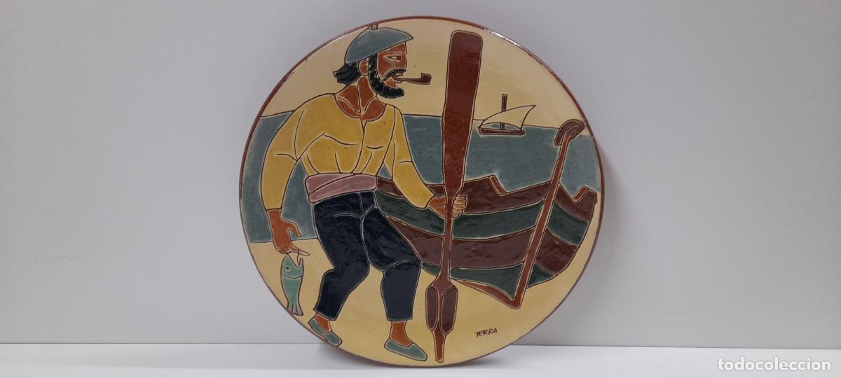 Antig&uuml;edades: BONITO PLATO EN CERAMICA ESMALTADA - DETALLE PESCADOR . FIRMADO TERRA . MEDIDA DE DIAMETRO 32,5 CM