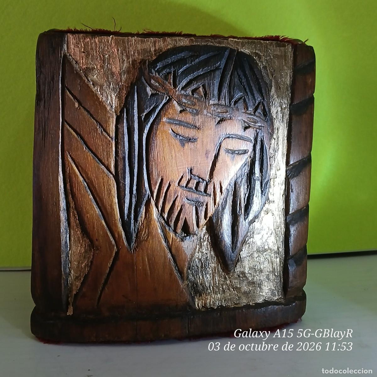 Antig&uuml;edades: Talla, bajorrelieves a 4 caras sobre madera,fondo dorado.