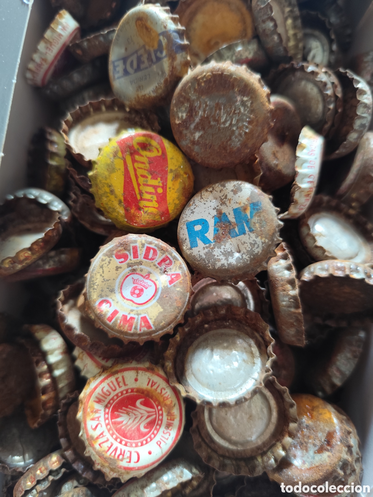 Antig&uuml;edades: Chapas antiguas dobladas y oxidadas