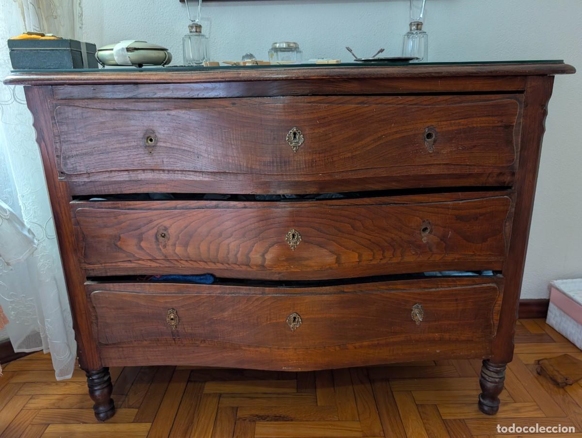 Antig&uuml;edades: C&oacute;moda S. XIX Casta&ntilde;o macizo
