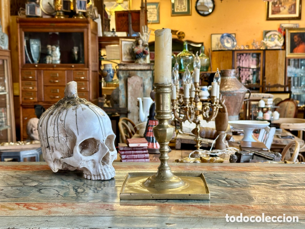 Antig&uuml;edades: Candelero de bronce, s.XVII. Base cuadrada y tallo torneado.Candelabro portavelas hachero palmatoria