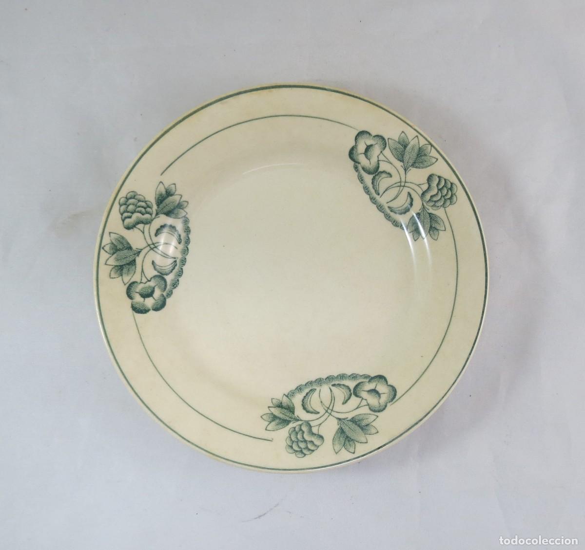Antig&uuml;edades: Prato Massarelos Lusit&acirc;nia decorado com flores verdes; Marcado como &eacute; mostrado; Di&acirc;metro &ndash; 20cm; Con