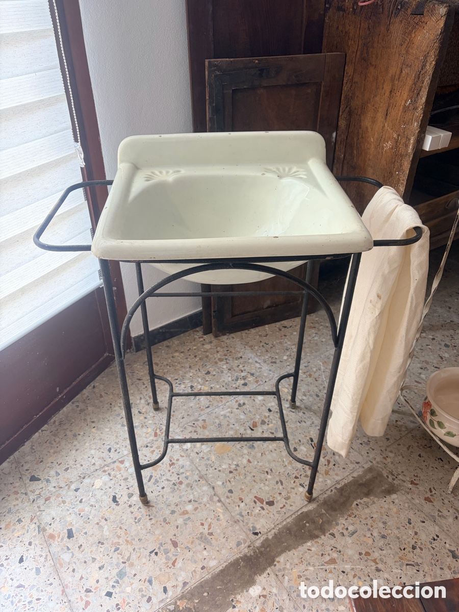 Antig&uuml;edades: Antiguo lavabo de porcelana con soporte de hierro
