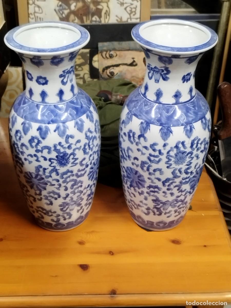 Antig&uuml;edades: Antigua pareja de grandes jarrones de porcelana.