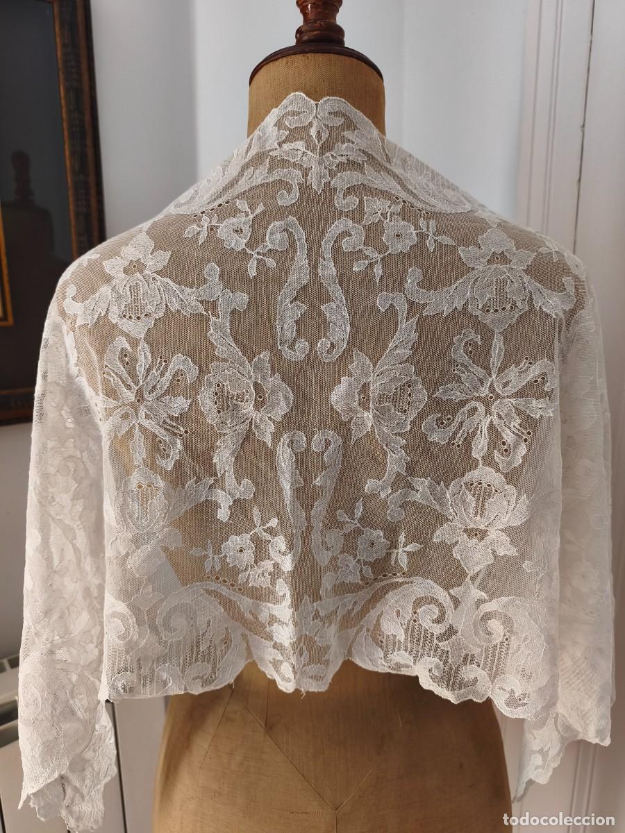 Antig&uuml;edades: MANTILLA RECTANGULAR DE ENCAJE DE GRANADA